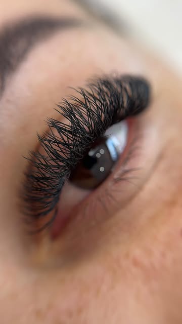 Close de cílios produzidos no studio Elisabete Freire Beauty