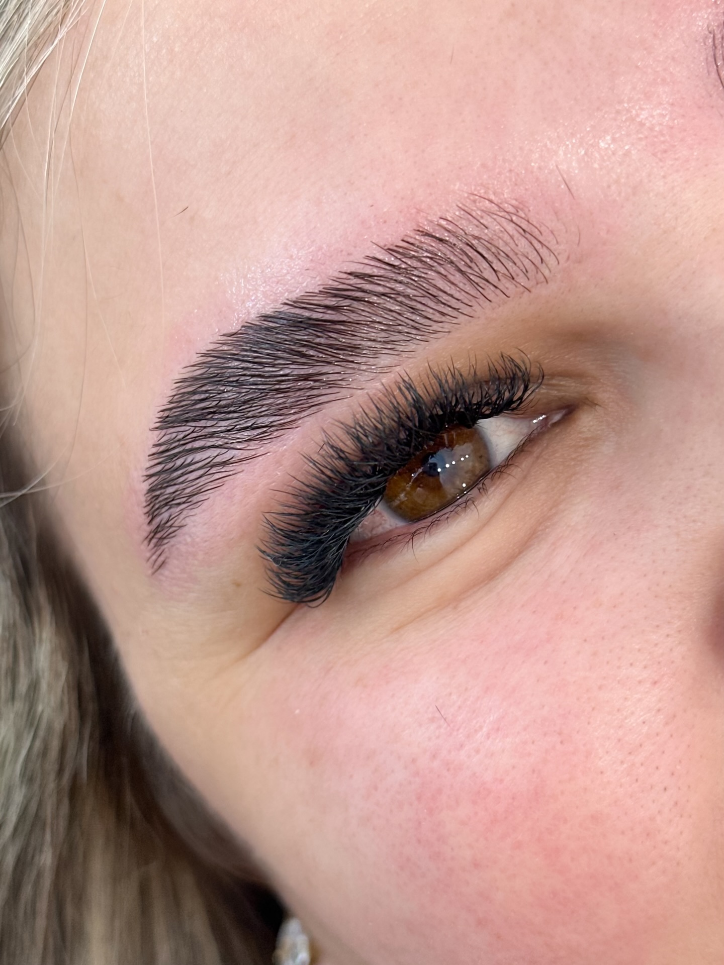 Cílios e sobrancelha em trabalho realizado pelo studio Elisabete Freire Beauty